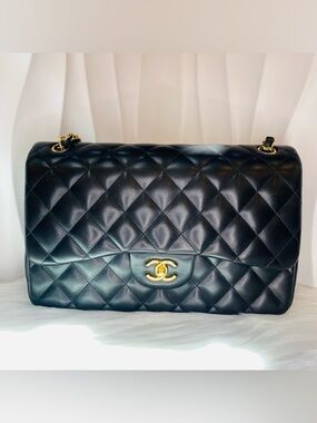 CHANEL Jumbo Classic Flap Black Quilted Leather Shoulder Bag with Gold Hardware